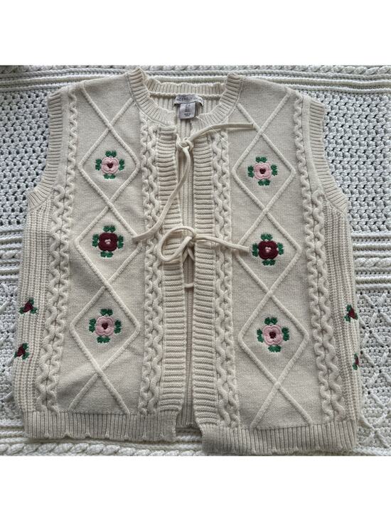 Sincerely Jules Sweaters - NWT Sincerely Jules Cream Cable Knit Floral Embroidered Tie-Front Vest Sweater S